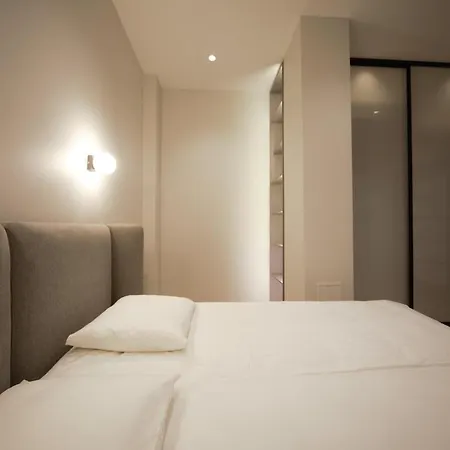 Two Bedroom Free Parking Quiet Apartment *